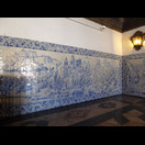 Im ehemaligen Kloster São Vicente de Fora sind Wandverkleidungen aus insgesamt mehr als 14500 blau-weißen Kacheln zu sehen, sog. Azulejos